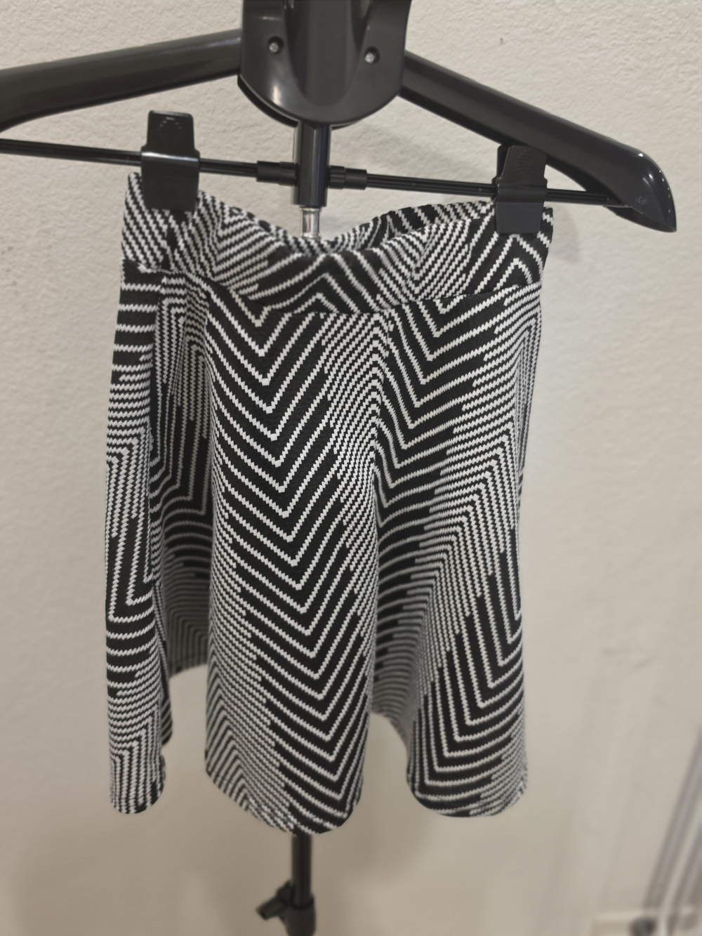 Charlotte Russe Black & White Geometric Circle Skirt - Picture 2 of 3